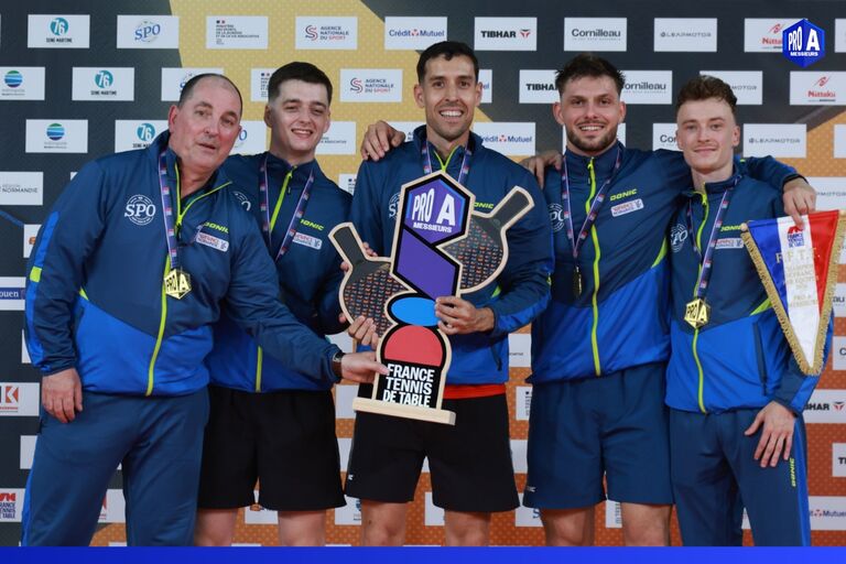L'équipe du SPO Rouen reçoit le trophée de champion de France de Pro A