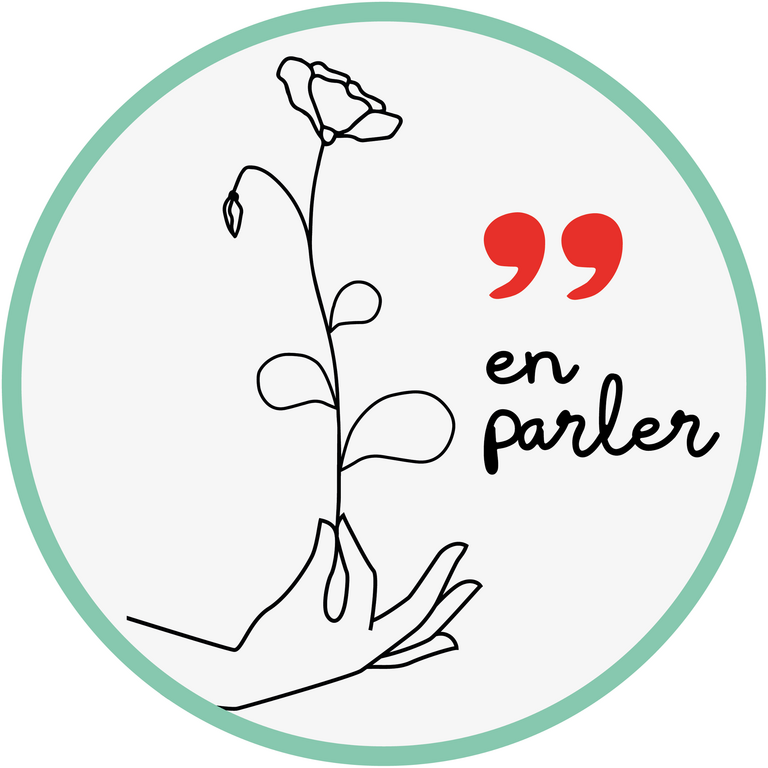 Une main tient une rose par le bout de la tige