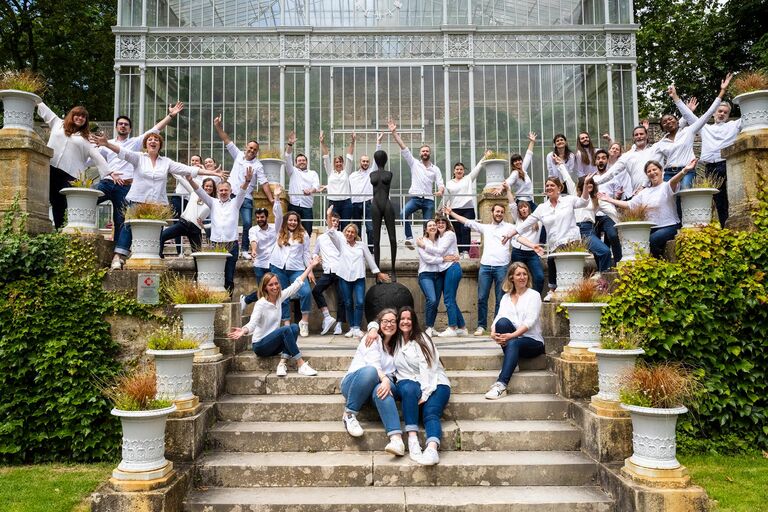La Chorale universitaire de Rouen pose au pied de la serre à l'horloge du Jardin des plantes