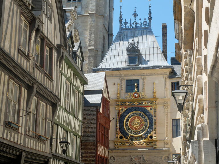 Vue du Gros-Horloge depuis la rue du même nom