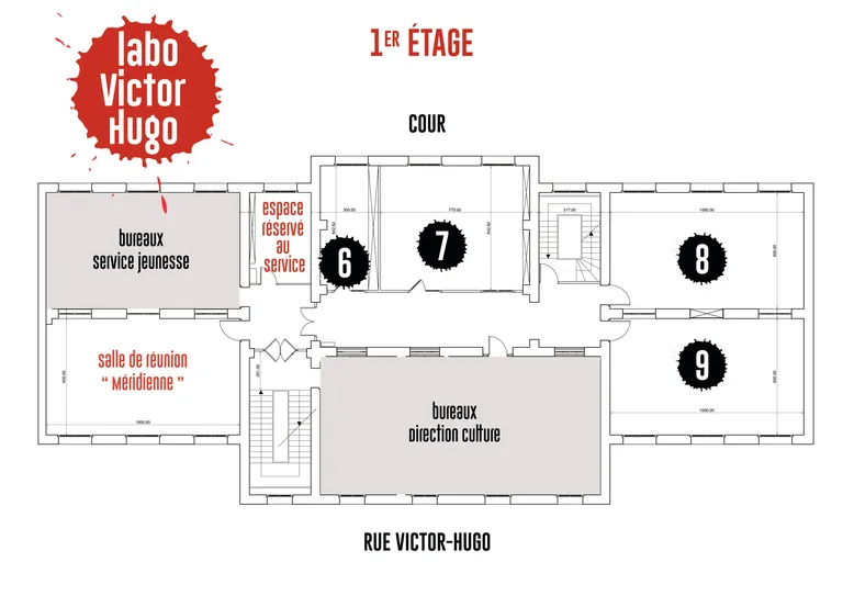 Plan du premier étage du Labo Victor Hugo. Quatre espaces numérotés sont répartis autour d’un couloir central : les espaces 6 et 7 au centre, les espaces 8 et 9 à l’est. À l’ouest se trouvent les bureaux du service jeunesse au nord et une salle de réunion intitulée « Méridienne » au sud. Entre ces locaux et les espaces 6 et 7 est aménagé un espace réservé au service. Au sud du plan se situent les bureaux de la direction culture.