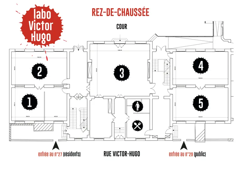 Plan du rez-de-chaussée du Labo Victor Hugo. Le bâtiment est organisé autour d’une grande salle centrale (espace 3) donnant sur une cour située au nord. Cinq espaces numérotés sont répartis de part et d’autre : les espaces 1 et 2 à l’ouest, les espaces 4 et 5 à l’est, et l’espace 3 au centre. Les sanitaires et un espace de restauration sont situés au sud-est du hall central. Une entrée est réservée aux résidents au numéro 27 à l’ouest et une entrée publique au numéro 29 à l’est.