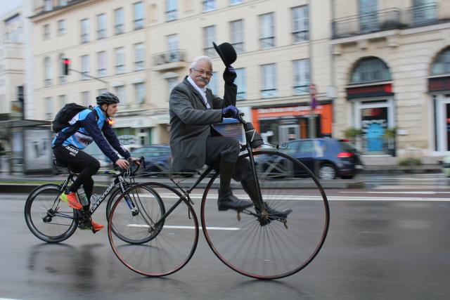 Un participant de la course de vélocipèdes Un participant de la course de vélocipèdes