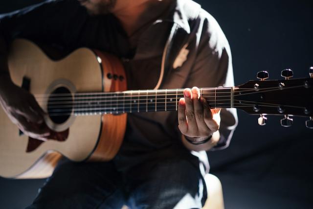 joueur de guitare acoustique joueur de guitare acoustique