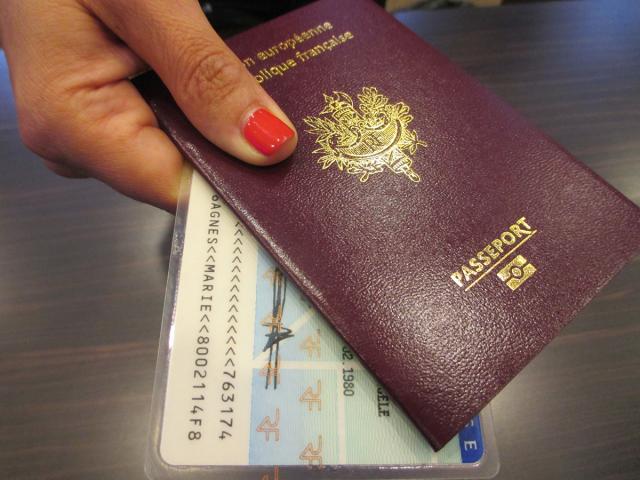 Un passeport et une carte d'identité Un passeport et une carte d'identité