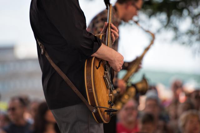 Fête de la musique 2019 Zoom sur la guitare d’un guitariste