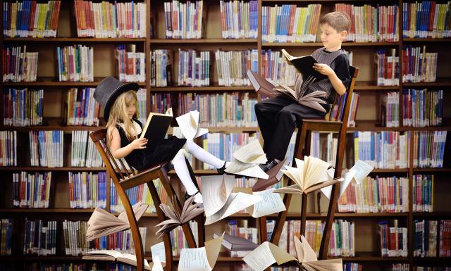 Enfants sous une chte de livres