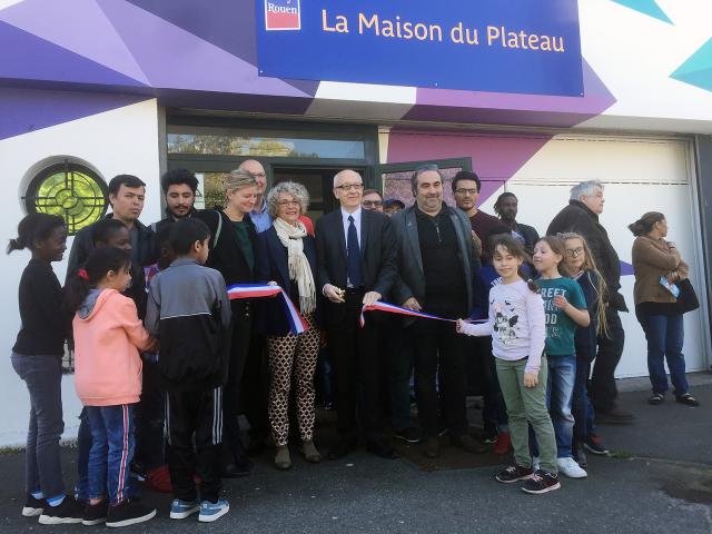 Yvon Robert coupe le ruban devant la Maison du plateau Yvon Robert coupe le ruban devant la Maison du plateau