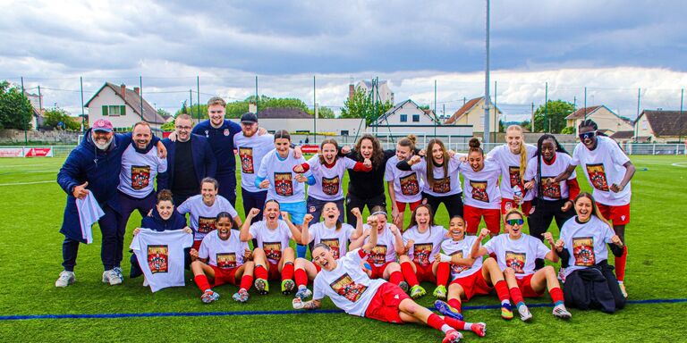 L'équipe féminine pose avec un t-shirt "championnes"