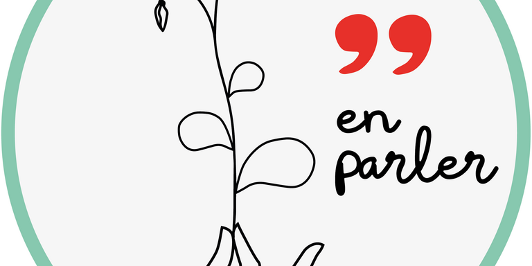 Une main tient une rose par le bout de la tige